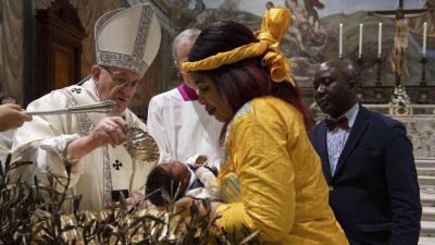 El Papa bautiza a 27 beb�s y aconseja a los padres �nunca pelear delante de ellos�