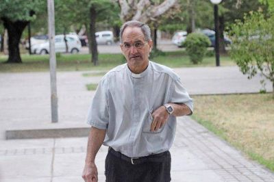 El sacerdote que se neg� a ayudar a su amante moribunda fue suspendido, pero no ir� preso