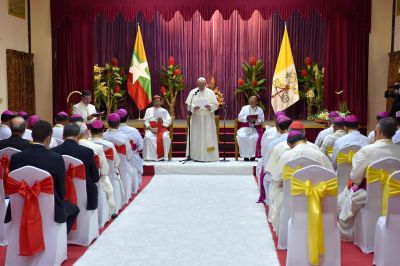 Asia: El Papa invita a explorar �nuevos medios y m�todos de testimoniar el Evangelio�