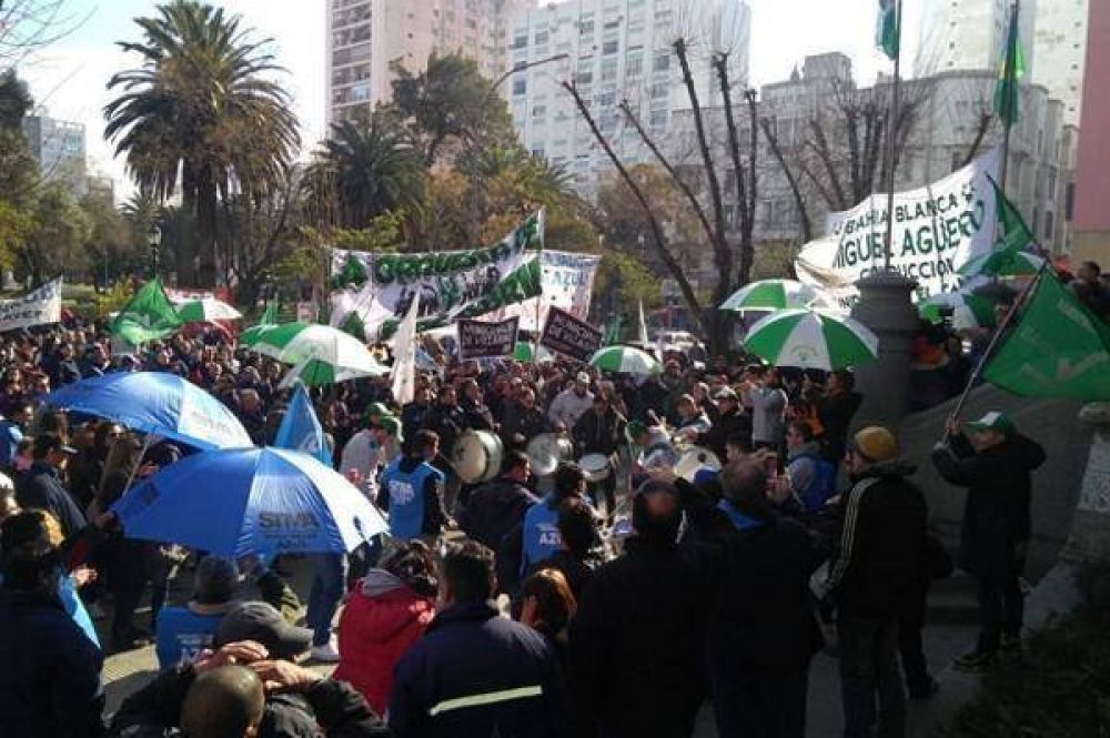Si no hay acuerdo, los municipales quieren instalar una carpa en la Plaza Rivadavia