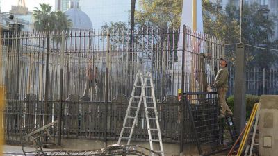 Le dan 90 d�as a la Ciudad para votar una ley o remover las rejas de Plaza de Mayo