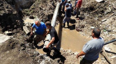 Repararon el ca�o maestro de agua y comienza a restablecerse el servicio