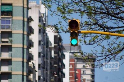 Proponen desplazar los sem�foros del cruce de Luro e Independencia