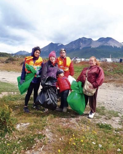 Durante dos jornadas voluntarios recogieron basura en los barrios Bah�a Golondrina y Barrio Los Alakalufes
