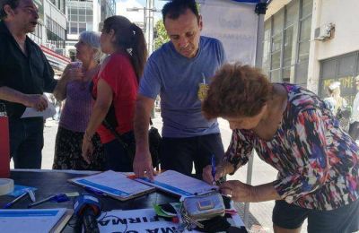 Perrella sali� a juntar firmas contra el tarifazo