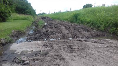 Vecinos contratan m�quinas para reabrir una calle