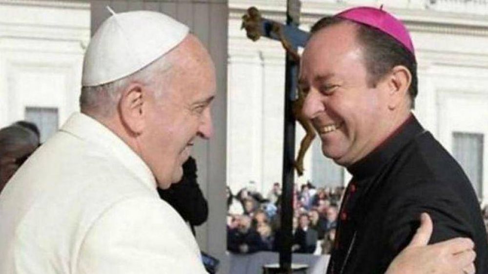 Vaticano insiste en que no hubo denuncias contra obispo rosarino cercano al Papa