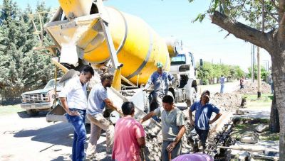 Con la presencia de L�pez avanza el cord�n cuneta en Barrio Sur, obra largamente esperada