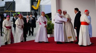 �Por qu� los obispos que recibieron al Papa Francisco estaban vestidos de blanco?