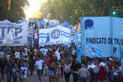 Masiva marcha contra la suba de tarifas en el centro de la ciudad