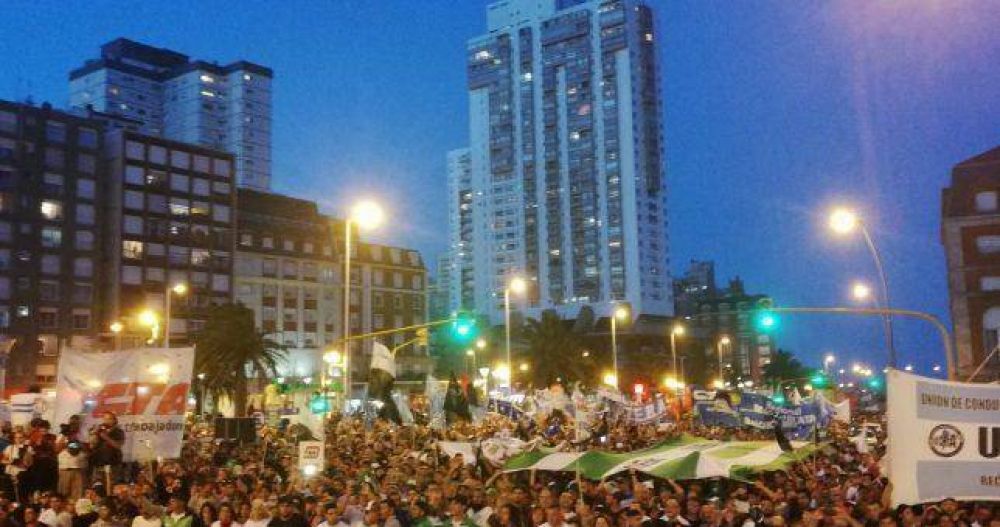 Multitudinaria marcha en Mar del Plata contra los tarifazos