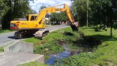 General Pacheco: limpieza en el arroyo Artigas para facilitar el desag�e pluvial