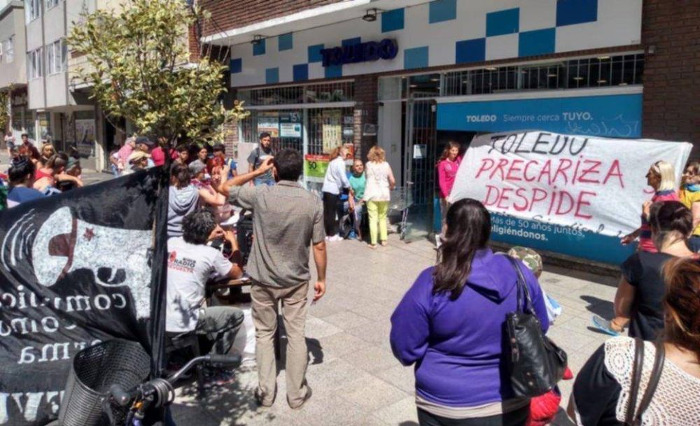 Denuncian persecucin y despido a un trabajador de Toledo: lo sacaron del sper con un polica