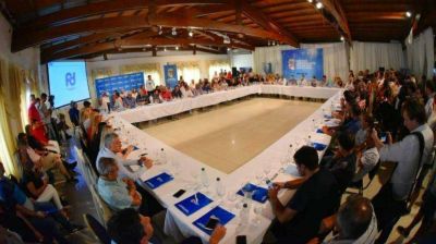 Se reuni� el PJ bonaerense, le hizo un gui�o a Cristina y convoc� a un congreso para el 21 de febrero