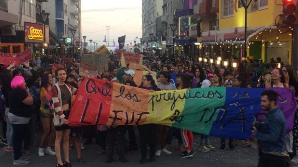 Con mensaje al intendente, a Vidal y a Macri pas� la 7� Marcha del Orgullo y Lucha en Necochea