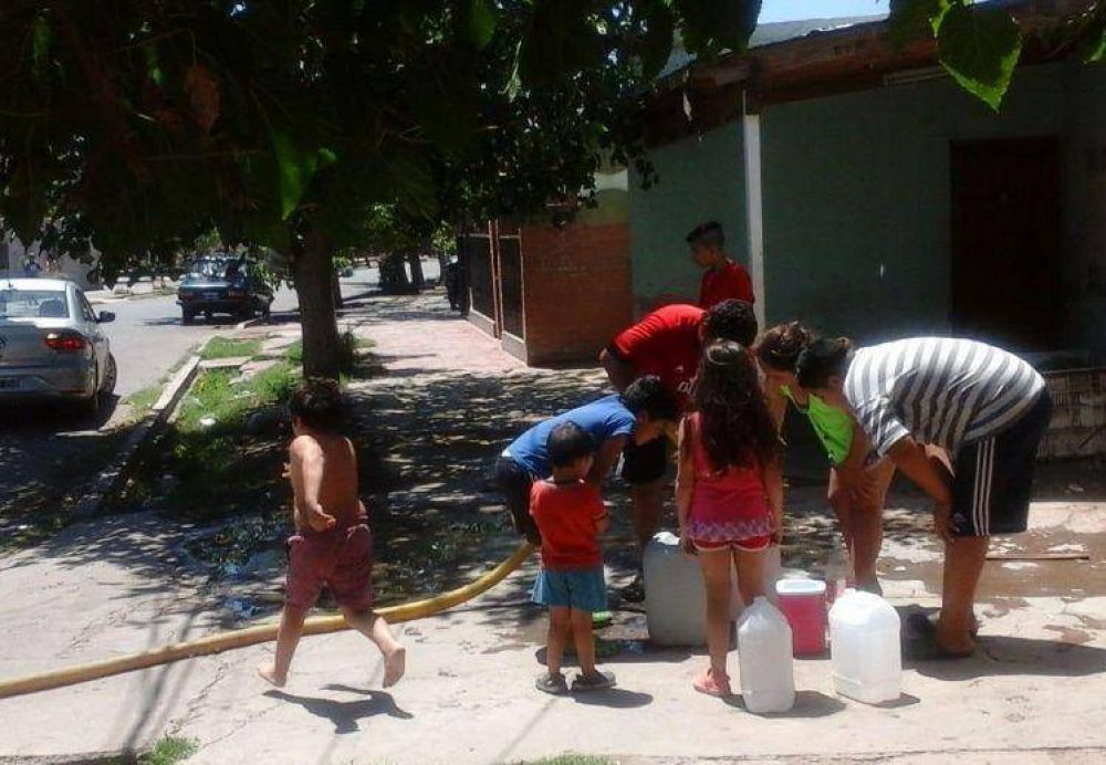 La odisea de unas cien familias para sobrevivir tres meses sin agua potable