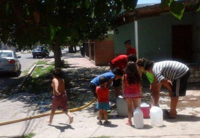 La odisea de unas cien familias para sobrevivir tres meses sin agua potable