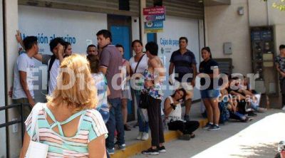 M�s de una cuadra de cola para dejar un curr�culum en la Oficina de Empleo