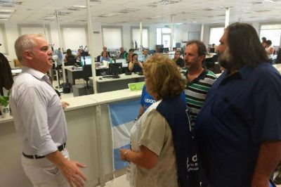 Docentes fueron a pedir paritarias a Trabajo y quedaron atrapados en el ascensor
