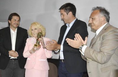 Una feliz y emocionada Mirtha fue distinguida con el Premio �Mar�a Elena Walsh�