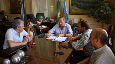 Se firm� el contrato para la extensi�n de la red cloacal en Movediza