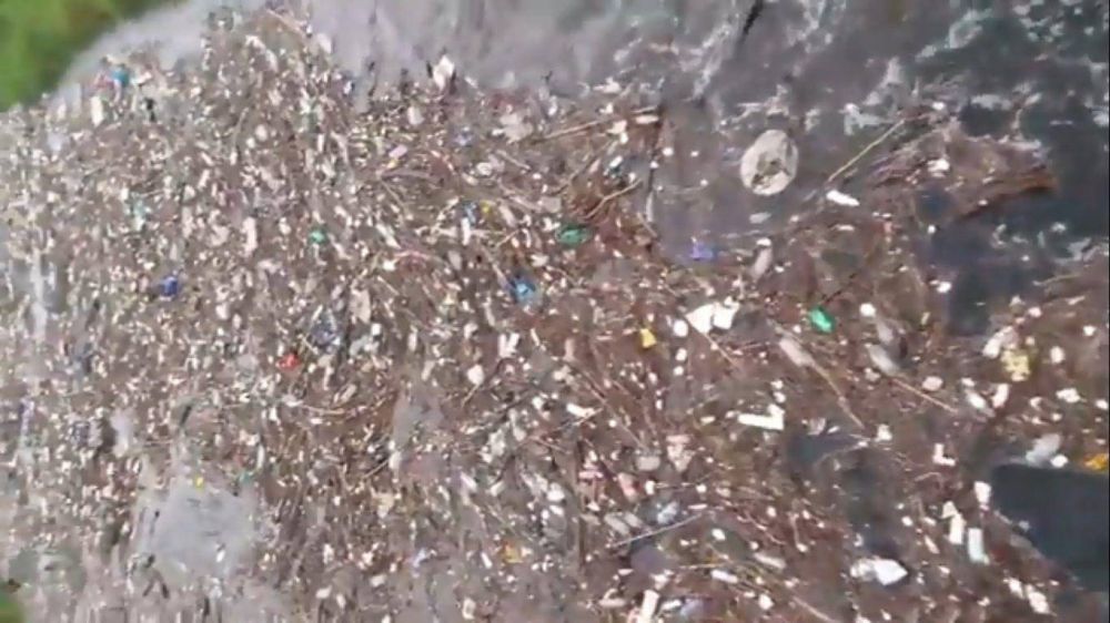 Video muestra cmo la basura tucumana llega de a toneladas al dique de Las Termas