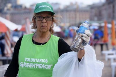 La Ong ambientalista Greenpeace realiz una limpieza de plsticos en la Playa Popular