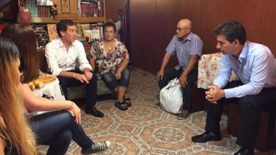 Santilli asegur� gastar 14 millones en refrigerios para vecinos, pero s�lo les invita caf� y agua