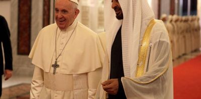 Francisco llegó a la península arábiga, en la primera visita de un Papa en la historia