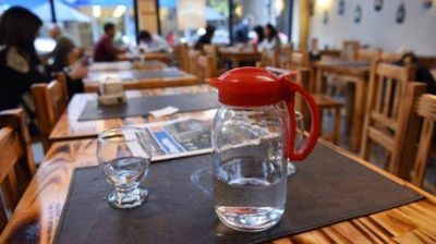 En Rosario sancionarán a los bares que no dispongan agua gratis