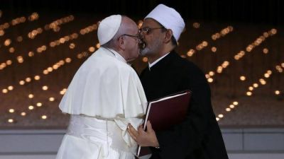 La foto del papa Francisco besando a un im�n musulm�n que recorre el mundo