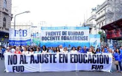 Docentes denuncian 36 despidos 