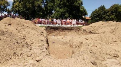 Martiniano mand� a hacer un pozo para plantar basura en una plaza y Mayra Mendoza lo destroz�