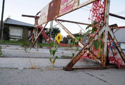 Una obra pluvial pendiente en Actis mantiene vallados dos cruces hace m�s de un a�o
