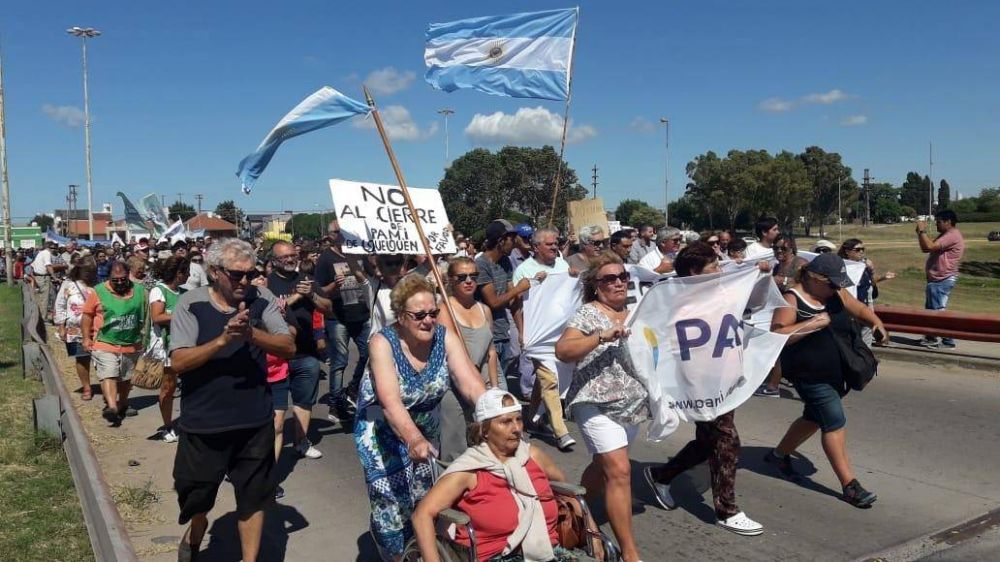 Jubilados marcharon por el Puente Dardo Rocha contra el cierre de PAMI Quequn