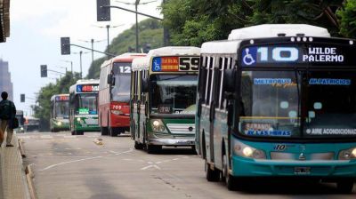 Buscan prohibir taxis y colectivos a nafta para el 2028 en la Ciudad