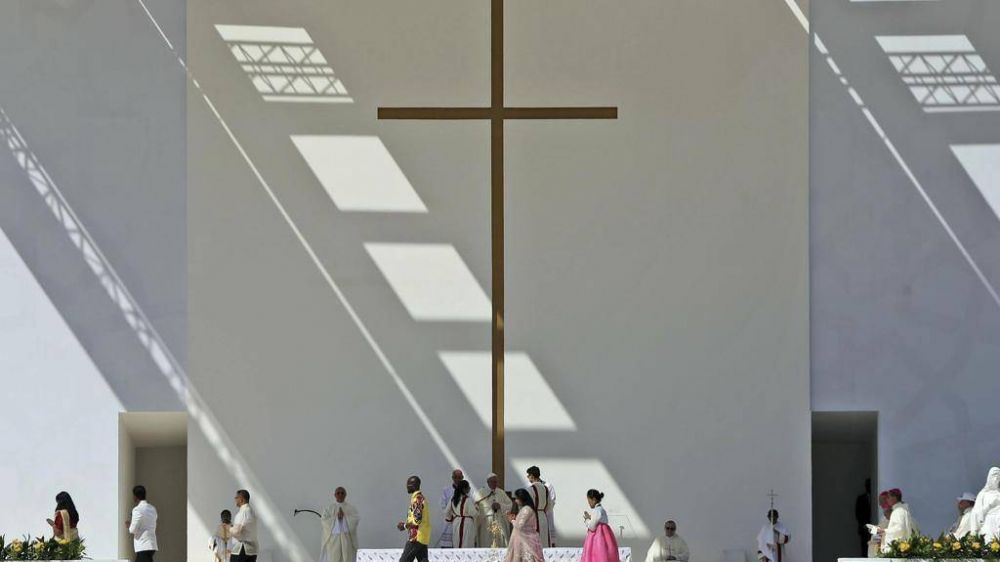 El saludo del Papa con la misa bajo la gran cruz