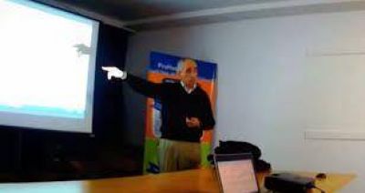 Creciente: desde el Instituto del Agua, el ingeniero Bor�s encabeza una charla sobre las perspectivas para la regi�n