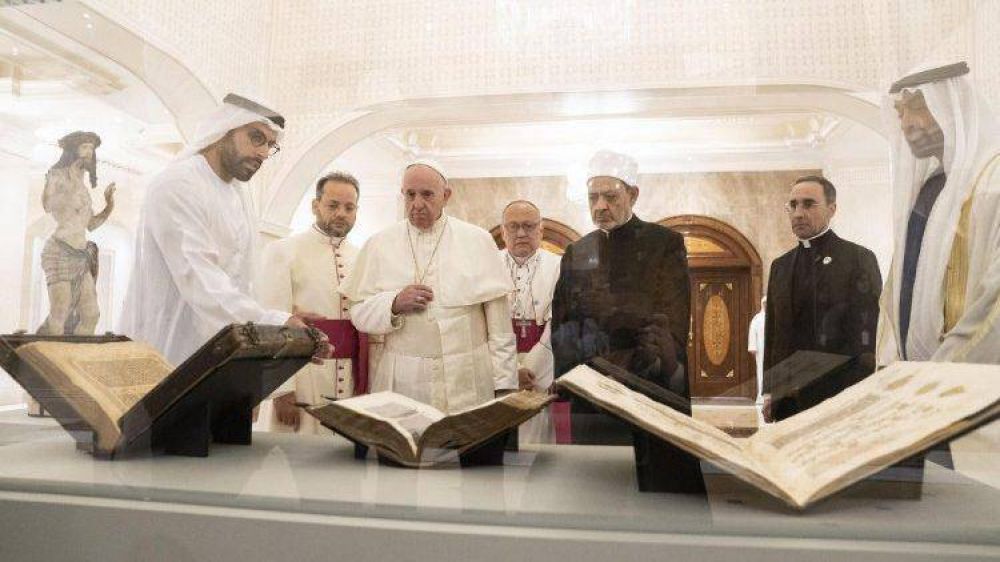 Emiratos: El Papa desvel� la estatua de Cristo y algunas p�ginas del Cor�n Azul