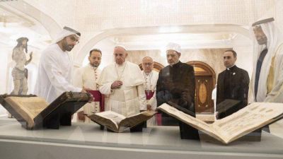 Emiratos: El Papa desvel� la estatua de Cristo y algunas p�ginas del Cor�n Azul