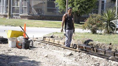 Avanza la obra de cord�n cuneta que beneficiar� a los vecinos del Barrio Sur