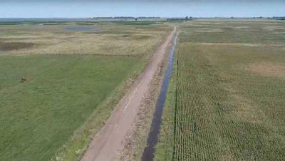 Sigue la limpieza de canales y arreglos en los caminos rurales