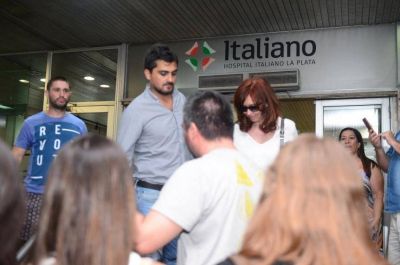Cristina visit� a su madre internada y militantes fueron a saludarla