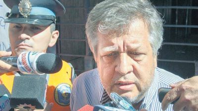 Un escudo oficial para el fiscal acusado