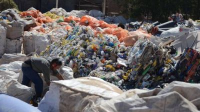 Neuqu�n cambia pl�sticos por juegos para plazas