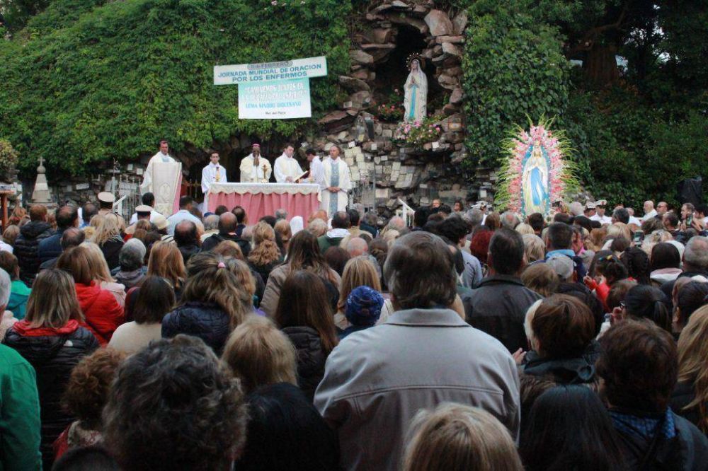 Cientos de fieles participaron de la procesin de la Virgen de Lourdes