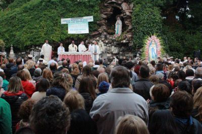 Cientos de fieles participaron de la procesi�n de la Virgen de Lourdes