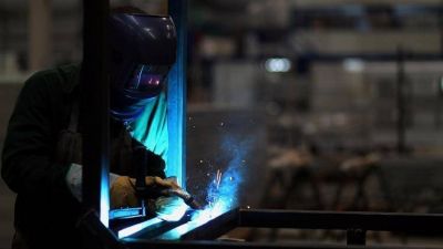 Prev�n que el empleo privado seguir� cayendo en 2019: industria, construcci�n y comercio, los m�s afectados