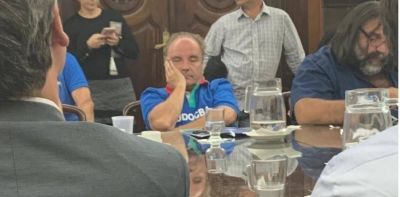 Qui�n es el sindicalista que pas� de provocar un esc�ndalo a �cabecear� en la reuni�n por la paritaria docente