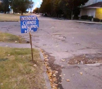 Vecinos se�alizan pozos y piden por su arreglo